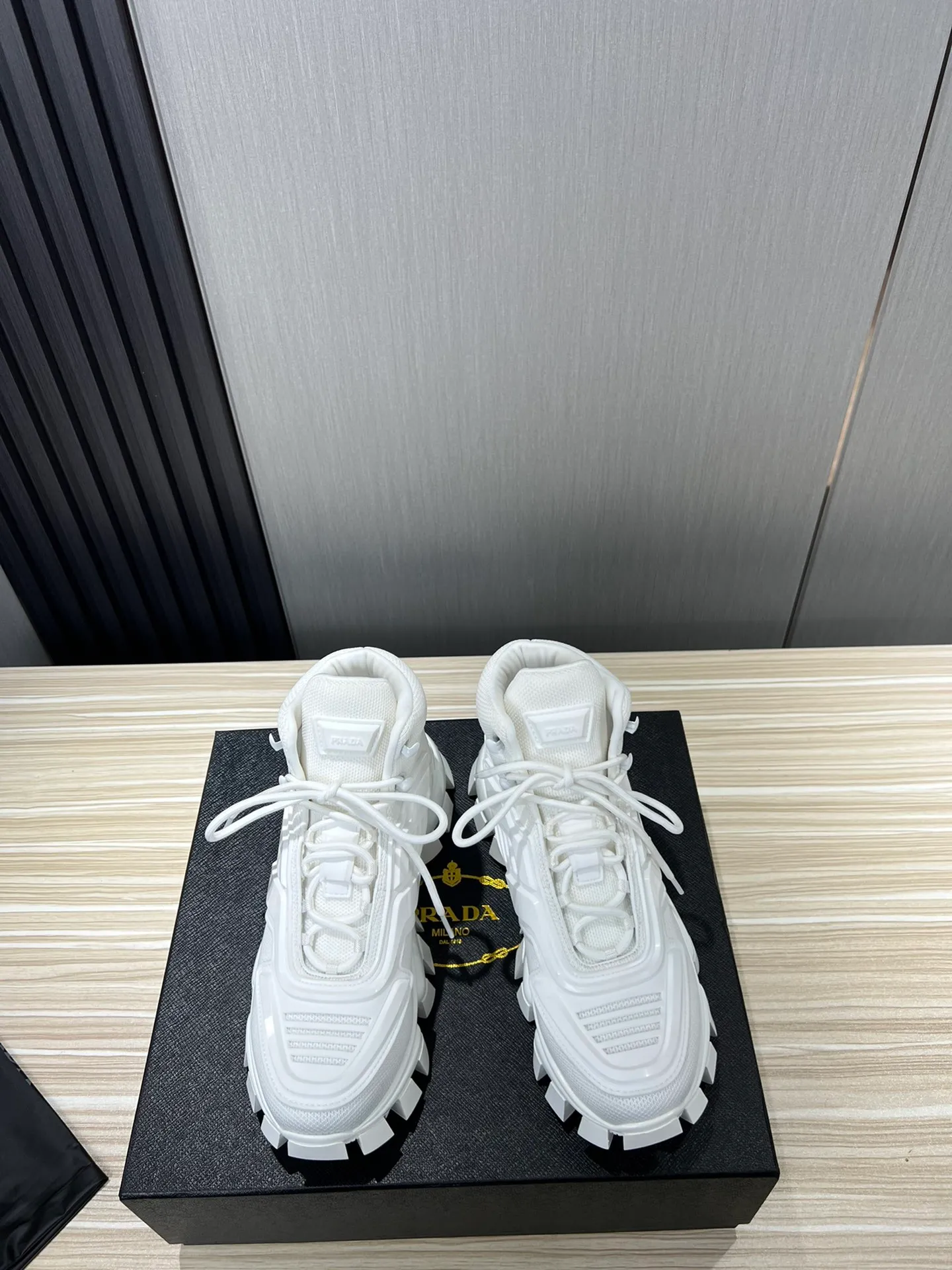 Men's shoes 💰660💰 [PRADA] Couple's popular item at the counter 💑Official website synchronized ⬆️Original fly-woven film fabric + cowhide lining, 1⃣️:1⃣️reproduction, original sole, 35-45 (45.46 custom-made, non-refundable)